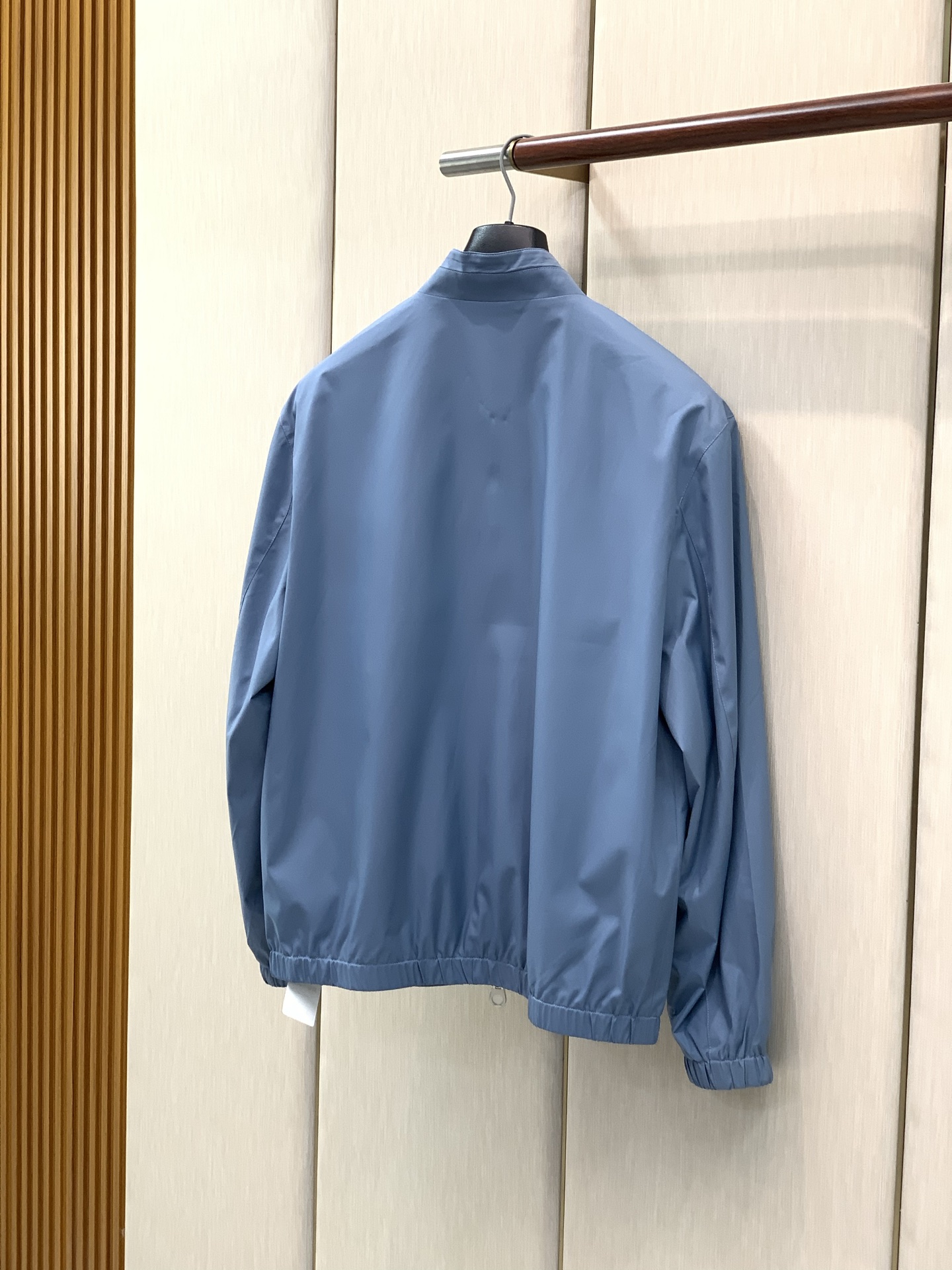 ，Loro Piana立领深红色拉链夹克 面料成份:面料：100%聚酯纤维 格子里布：50.2%聚酯纤维49.8%棉 袖