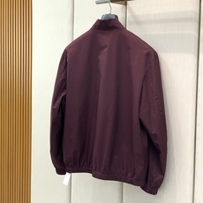 ,Loro Piana立领深红色拉链夹克 面料成份:面料:100%聚酯纤维 格子里布:50.2%聚酯纤维49.8%棉 袖 ,Loro Piana立领深红色拉链夹克 面料成份:面料:100%聚酯纤维 格子里布:50.2%聚酯纤维49.8%棉 袖