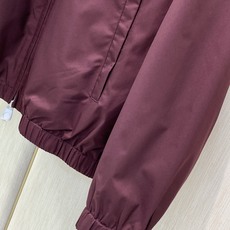 ,Loro Piana立领深红色拉链夹克 面料成份:面料:100%聚酯纤维 格子里布:50.2%聚酯纤维49.8%棉 袖 ,Loro Piana立领深红色拉链夹克 面料成份:面料:100%聚酯纤维 格子里布:50.2%聚酯纤维49.8%棉 袖