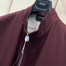 ,Loro Piana立领深红色拉链夹克 面料成份:面料:100%聚酯纤维 格子里布:50.2%聚酯纤维49.8%棉 袖 ,Loro Piana立领深红色拉链夹克 面料成份:面料:100%聚酯纤维 格子里布:50.2%聚酯纤维49.8%棉 袖