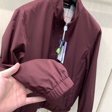 ,Loro Piana立领深红色拉链夹克 面料成份:面料:100%聚酯纤维 格子里布:50.2%聚酯纤维49.8%棉 袖 ,Loro Piana立领深红色拉链夹克 面料成份:面料:100%聚酯纤维 格子里布:50.2%聚酯纤维49.8%棉 袖