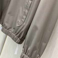 ,Loro Piana立领深红色拉链夹克 面料成份:面料:100%聚酯纤维 格子里布:50.2%聚酯纤维49.8%棉 袖 ,Loro Piana立领深红色拉链夹克 面料成份:面料:100%聚酯纤维 格子里布:50.2%聚酯纤维49.8%棉 袖