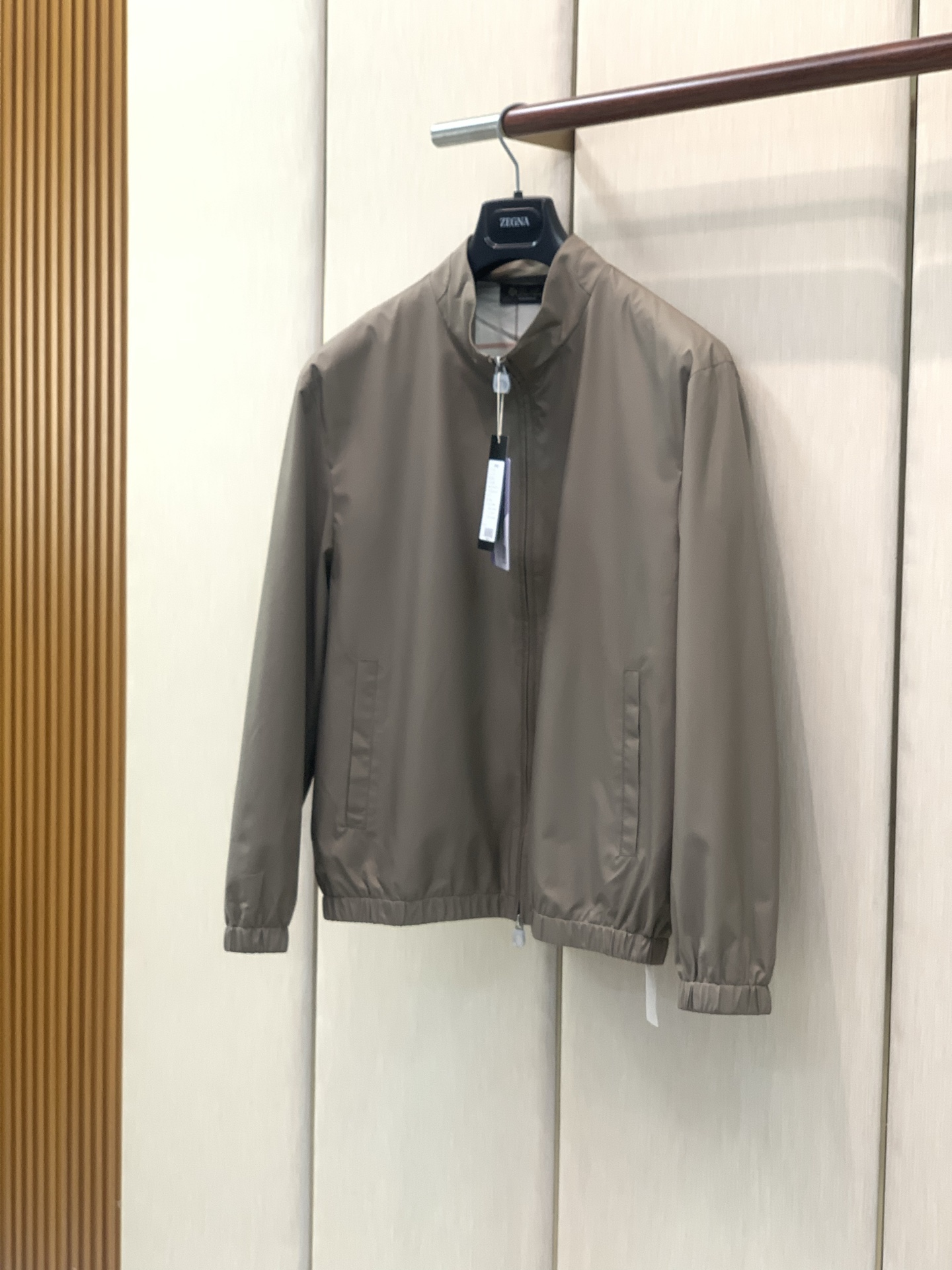 ，Loro Piana立领深红色拉链夹克 面料成份:面料：100%聚酯纤维 格子里布：50.2%聚酯纤维49.8%棉 袖