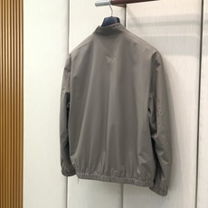 ,Loro Piana立领深红色拉链夹克 面料成份:面料:100%聚酯纤维 格子里布:50.2%聚酯纤维49.8%棉 袖 ,Loro Piana立领深红色拉链夹克 面料成份:面料:100%聚酯纤维 格子里布:50.2%聚酯纤维49.8%棉 袖