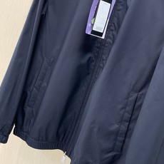 ,Loro Piana立领深红色拉链夹克 面料成份:面料:100%聚酯纤维 格子里布:50.2%聚酯纤维49.8%棉 袖 ,Loro Piana立领深红色拉链夹克 面料成份:面料:100%聚酯纤维 格子里布:50.2%聚酯纤维49.8%棉 袖