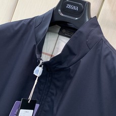 ,Loro Piana立领深红色拉链夹克 面料成份:面料:100%聚酯纤维 格子里布:50.2%聚酯纤维49.8%棉 袖 ,Loro Piana立领深红色拉链夹克 面料成份:面料:100%聚酯纤维 格子里布:50.2%聚酯纤维49.8%棉 袖