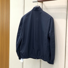 ,Loro Piana立领深红色拉链夹克 面料成份:面料:100%聚酯纤维 格子里布:50.2%聚酯纤维49.8%棉 袖 ,Loro Piana立领深红色拉链夹克 面料成份:面料:100%聚酯纤维 格子里布:50.2%聚酯纤维49.8%棉 袖