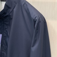 ,Loro Piana立领深红色拉链夹克 面料成份:面料:100%聚酯纤维 格子里布:50.2%聚酯纤维49.8%棉 袖 ,Loro Piana立领深红色拉链夹克 面料成份:面料:100%聚酯纤维 格子里布:50.2%聚酯纤维49.8%棉 袖