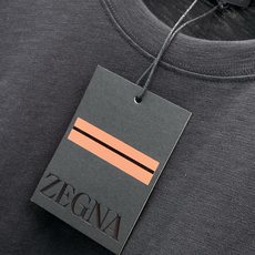 ,Zegna圆领浅灰色长袖 面料成份: 纯正100%精梳棉, 采用独特竹节纱工艺,表面自带自然不规则凹凸竹节肌理,摆脱普 ,Zegna圆领浅灰色长袖 面料成份: 纯正100%精梳棉, 采用独特竹节纱工艺,表面自带自然不规则凹凸竹节肌理,摆脱普