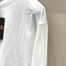 ,Zegna圆领浅灰色长袖 面料成份: 纯正100%精梳棉, 采用独特竹节纱工艺,表面自带自然不规则凹凸竹节肌理,摆脱普 ,Zegna圆领浅灰色长袖 面料成份: 纯正100%精梳棉, 采用独特竹节纱工艺,表面自带自然不规则凹凸竹节肌理,摆脱普