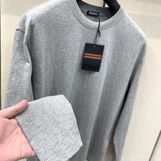 ,Zegna圆领浅灰色长袖 面料成份: 纯正100%精梳棉, 采用独特竹节纱工艺,表面自带自然不规则凹凸竹节肌理,摆脱普 ,Zegna圆领浅灰色长袖 面料成份: 纯正100%精梳棉, 采用独特竹节纱工艺,表面自带自然不规则凹凸竹节肌理,摆脱普