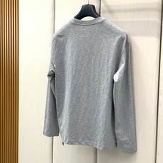 ,Zegna圆领浅灰色长袖 面料成份: 纯正100%精梳棉, 采用独特竹节纱工艺,表面自带自然不规则凹凸竹节肌理,摆脱普 ,Zegna圆领浅灰色长袖 面料成份: 纯正100%精梳棉, 采用独特竹节纱工艺,表面自带自然不规则凹凸竹节肌理,摆脱普