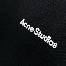 ,ACNE专柜经典黑色偏宽松短袖 材质 纯棉 尺码S-2XL S胸围106衣长72肩51袖长26 M胸围110衣长7 ,ACNE专柜经典黑色偏宽松短袖 材质 纯棉 尺码S-2XL S胸围106衣长72肩51袖长26 M胸围110衣长7