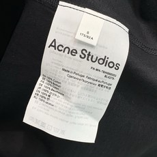 ,ACNE专柜经典黑色偏宽松短袖 材质 纯棉 尺码S-2XL S胸围106衣长72肩51袖长26 M胸围110衣长7 ,ACNE专柜经典黑色偏宽松短袖 材质 纯棉 尺码S-2XL S胸围106衣长72肩51袖长26 M胸围110衣长7