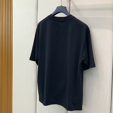 ,ACNE专柜经典黑色偏宽松短袖 材质 纯棉 尺码S-2XL S胸围106衣长72肩51袖长26 M胸围110衣长7 ,ACNE专柜经典黑色偏宽松短袖 材质 纯棉 尺码S-2XL S胸围106衣长72肩51袖长26 M胸围110衣长7