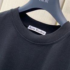 ,ACNE专柜经典黑色偏宽松短袖 材质 纯棉 尺码S-2XL S胸围106衣长72肩51袖长26 M胸围110衣长7 ,ACNE专柜经典黑色偏宽松短袖 材质 纯棉 尺码S-2XL S胸围106衣长72肩51袖长26 M胸围110衣长7