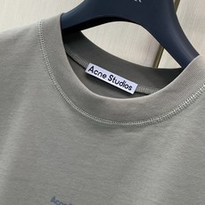 ,ACNE专柜经典黑色偏宽松短袖 材质 纯棉 尺码S-2XL S胸围106衣长72肩51袖长26 M胸围110衣长7 ,ACNE专柜经典黑色偏宽松短袖 材质 纯棉 尺码S-2XL S胸围106衣长72肩51袖长26 M胸围110衣长7