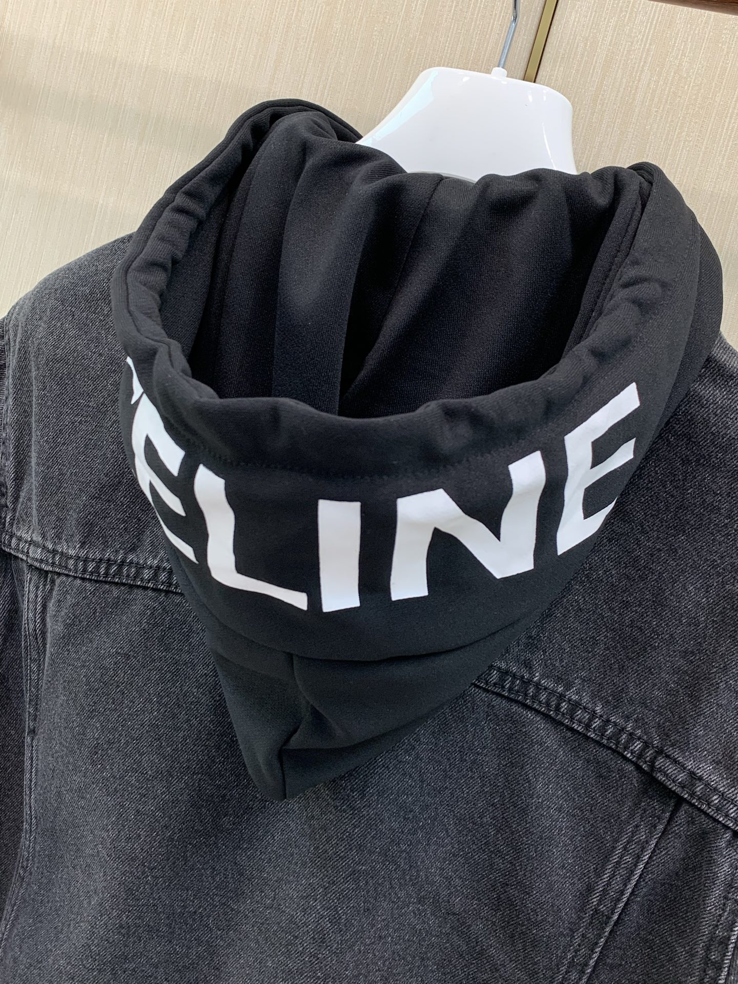 ，Celin 赛琳 新款假两件戴帽牛仔外套，牛仔与卫衣拼接，帽子是胶囊系列的logo. 不可拆卸。假两件设计   码数 