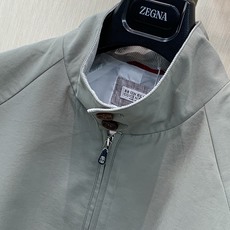BC 立领棉华达呢短夹克,商品,售价30360,专柜官网同步在售。 功能性与休闲优雅的平衡融合,定义了这款采用棉华达呢打 BC 立领棉华达呢短夹克,商品,售价30360,专柜官网同步在售。 功能性与休闲优雅的平衡融合,定义了这款采用棉华达呢打