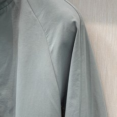BC 立领棉华达呢短夹克,商品,售价30360,专柜官网同步在售。 功能性与休闲优雅的平衡融合,定义了这款采用棉华达呢打 BC 立领棉华达呢短夹克,商品,售价30360,专柜官网同步在售。 功能性与休闲优雅的平衡融合,定义了这款采用棉华达呢打