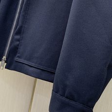 Dior 迪奥棉羊毛拉链夹克外套!_C540,售价:26060,专柜官网同步在售。 这款拉链夹克是二零二六男装系列新品, Dior 迪奥棉羊毛拉链夹克外套!_C540,售价:26060,专柜官网同步在售。 这款拉链夹克是二零二六男装系列新品,