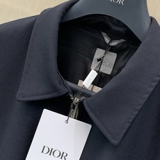 Dior 迪奥棉羊毛拉链夹克外套!_C540,售价:26060,专柜官网同步在售。 这款拉链夹克是二零二六男装系列新品, Dior 迪奥棉羊毛拉链夹克外套!_C540,售价:26060,专柜官网同步在售。 这款拉链夹克是二零二六男装系列新品,
