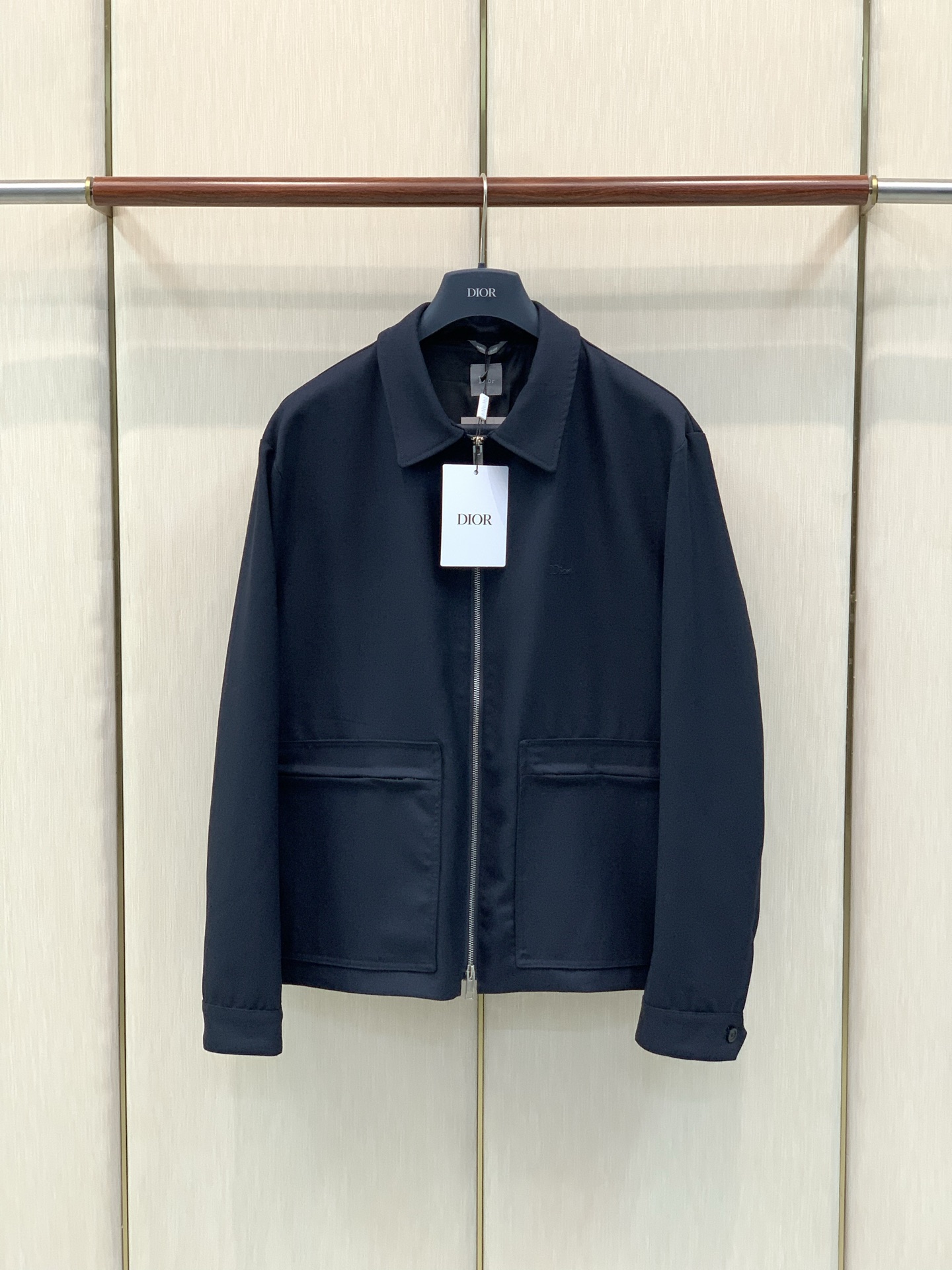 Dior 迪奥棉羊毛拉链夹克外套!_C540,售价:26060,专柜官网同步在售。 这款拉链夹克是二零二六男装系列新品, Dior 迪奥棉羊毛拉链夹克外套!_C540,售价:26060,专柜官网同步在售。 这款拉链夹克是二零二六男装系列新品,