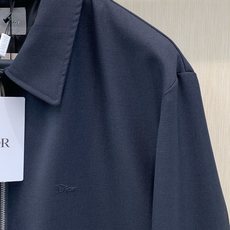 Dior 迪奥棉羊毛拉链夹克外套!_C540,售价:26060,专柜官网同步在售。 这款拉链夹克是二零二六男装系列新品, Dior 迪奥棉羊毛拉链夹克外套!_C540,售价:26060,专柜官网同步在售。 这款拉链夹克是二零二六男装系列新品,