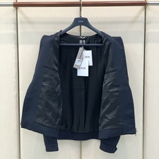 Dior 迪奥棉羊毛拉链夹克外套!_C540,售价:26060,专柜官网同步在售。 这款拉链夹克是二零二六男装系列新品, Dior 迪奥棉羊毛拉链夹克外套!_C540,售价:26060,专柜官网同步在售。 这款拉链夹克是二零二六男装系列新品,