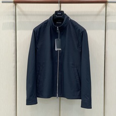 杰尼亚Zegna,当季新款海军蓝微纤维 Motorin 100cc束腰夹克。售价:24960 这款 Motorin 10 杰尼亚Zegna,当季新款海军蓝微纤维 Motorin 100cc束腰夹克。售价:24960 这款 Motorin 10