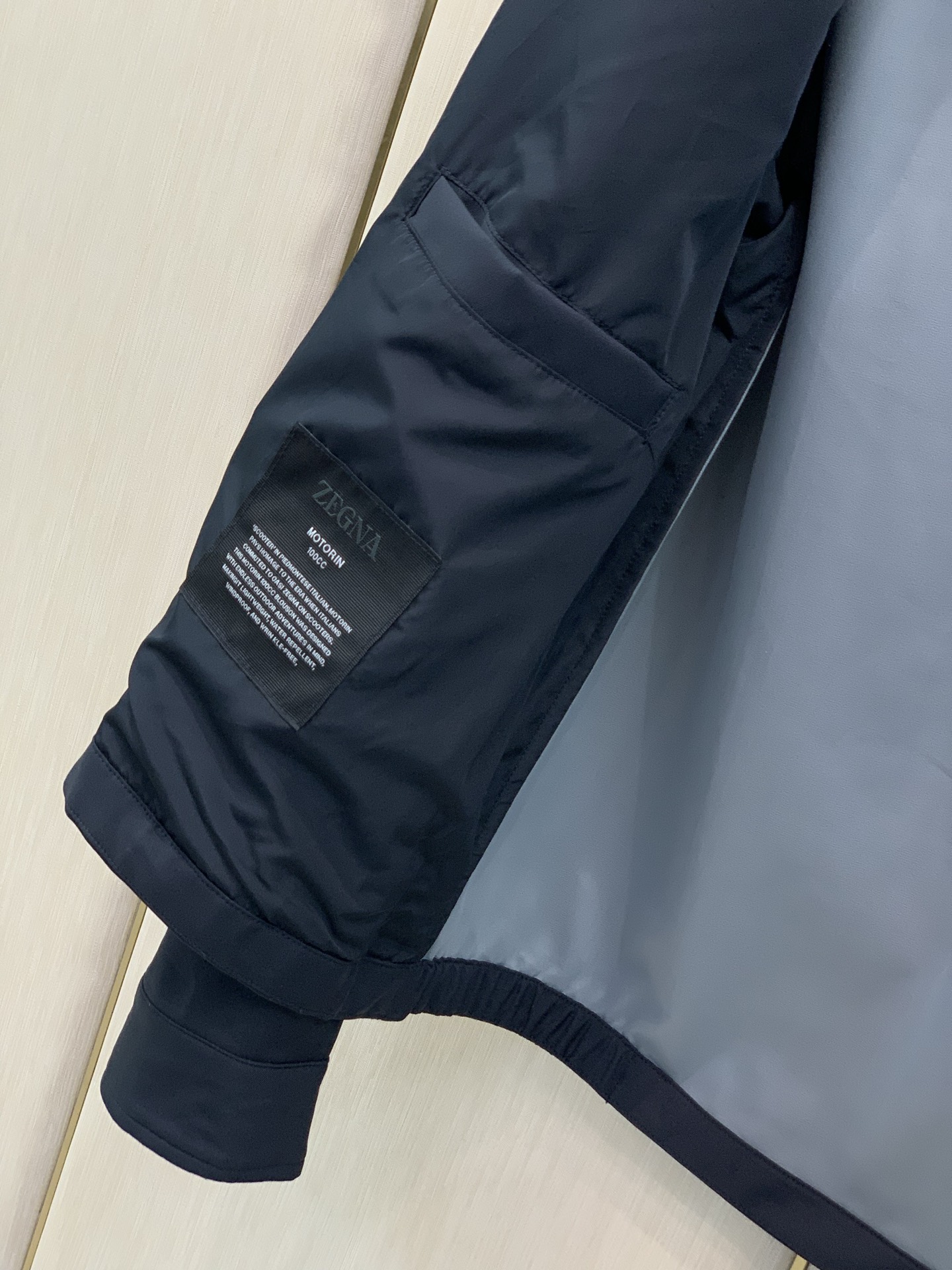 杰尼亚Zegna，当季新款海军蓝微纤维 Motorin 100cc束腰夹克。售价：24960 这款 Motorin 10