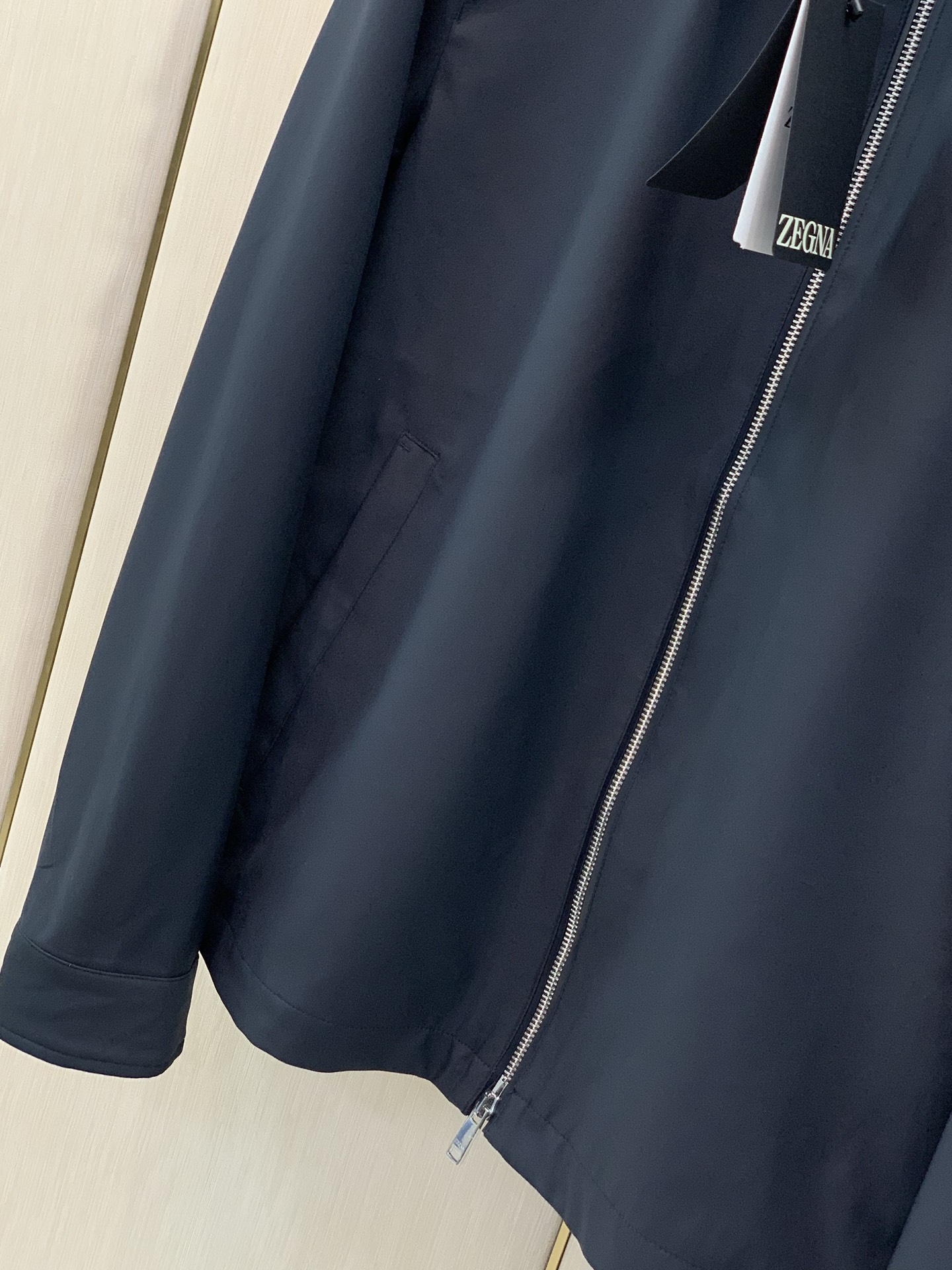 杰尼亚Zegna，当季新款海军蓝微纤维 Motorin 100cc束腰夹克。售价：24960 这款 Motorin 10