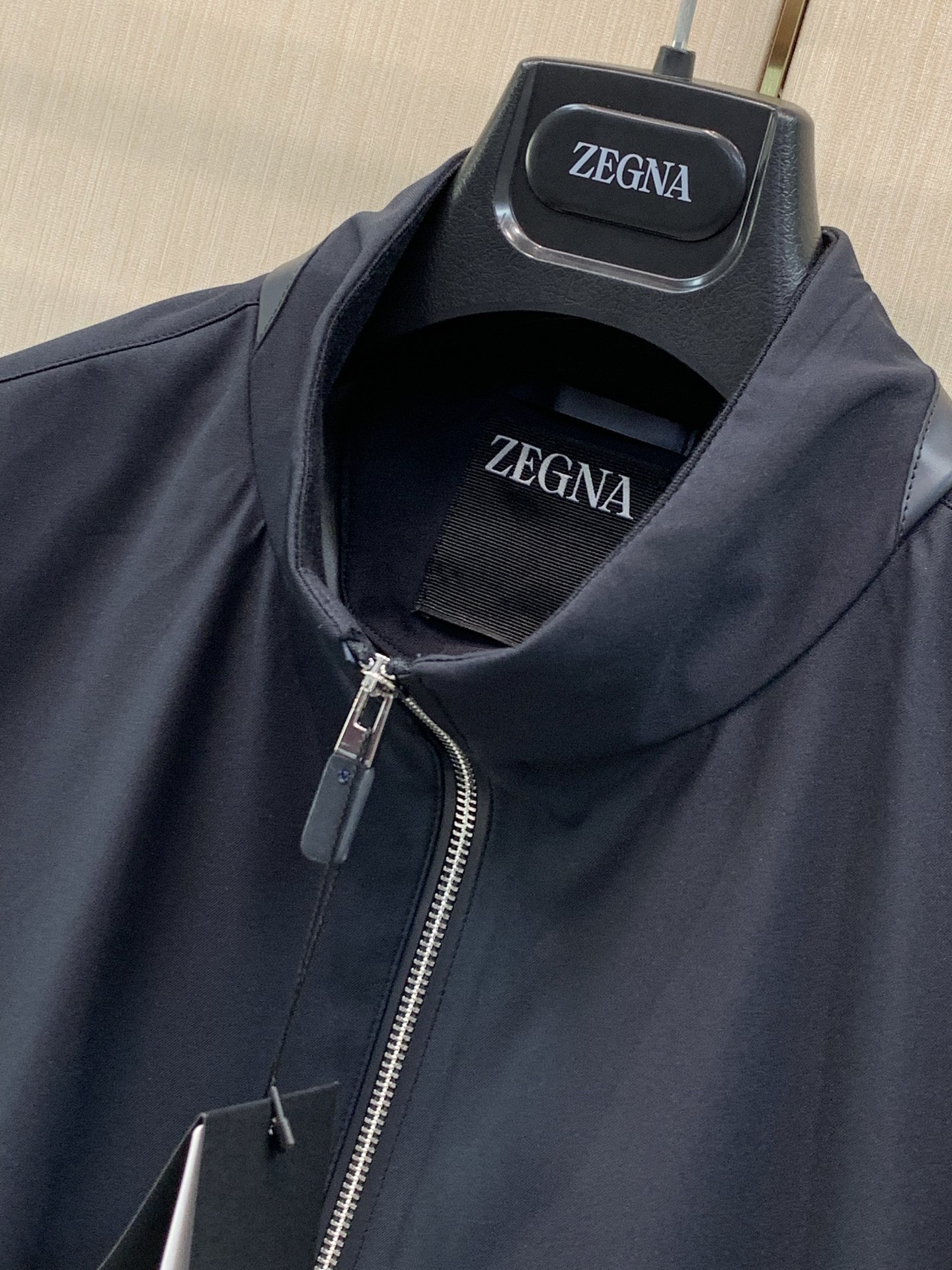 杰尼亚Zegna，当季新款海军蓝微纤维 Motorin 100cc束腰夹克。售价：24960 这款 Motorin 10