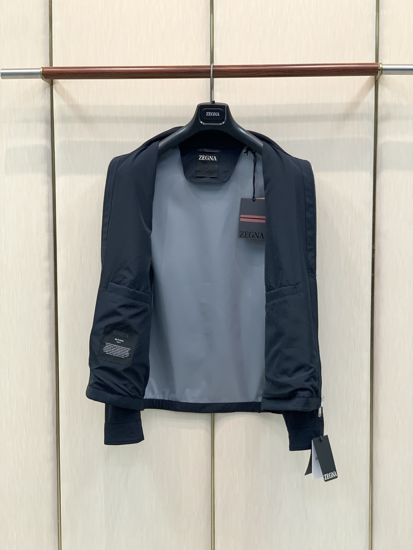 杰尼亚Zegna，当季新款海军蓝微纤维 Motorin 100cc束腰夹克。售价：24960 这款 Motorin 10