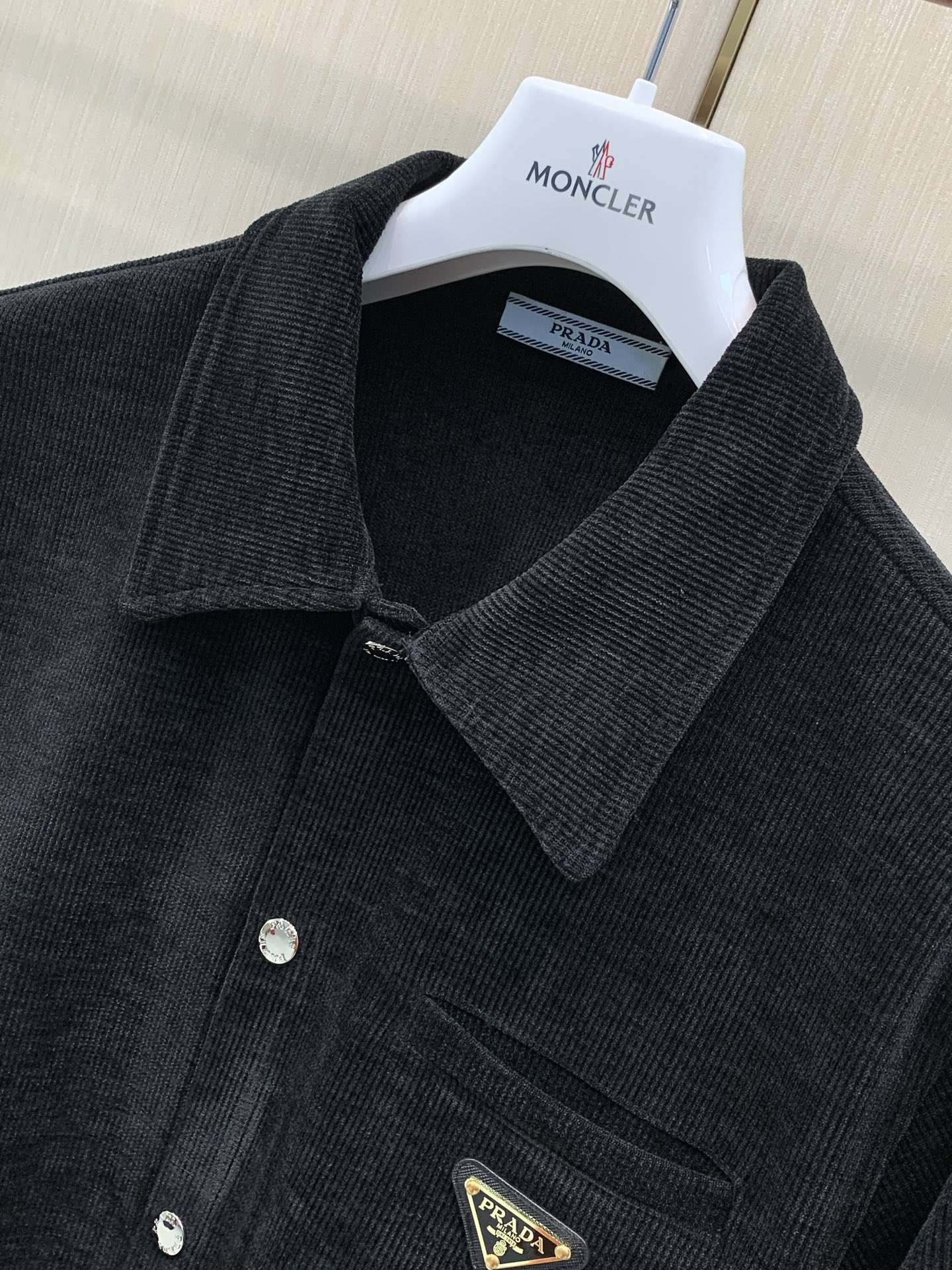 ，PRADA 普拉达，2026秋季最新品，专柜同步有售，时尚休闲套装，进口原版面料，做工极为复杂，唯一可以做代购级别的渠