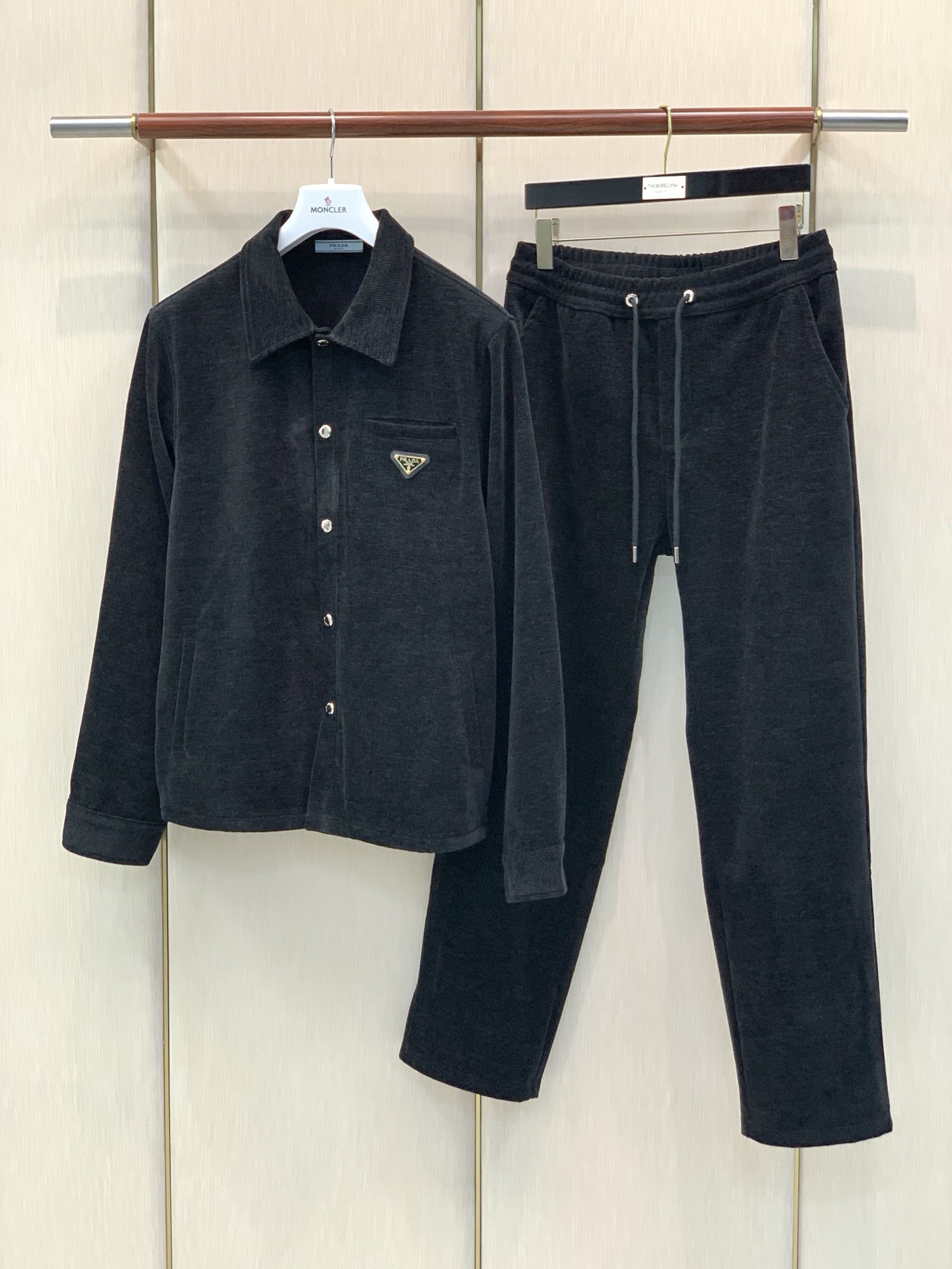 ，PRADA 普拉达，2026秋季最新品，专柜同步有售，时尚休闲套装，进口原版面料，做工极为复杂，唯一可以做代购级别的渠