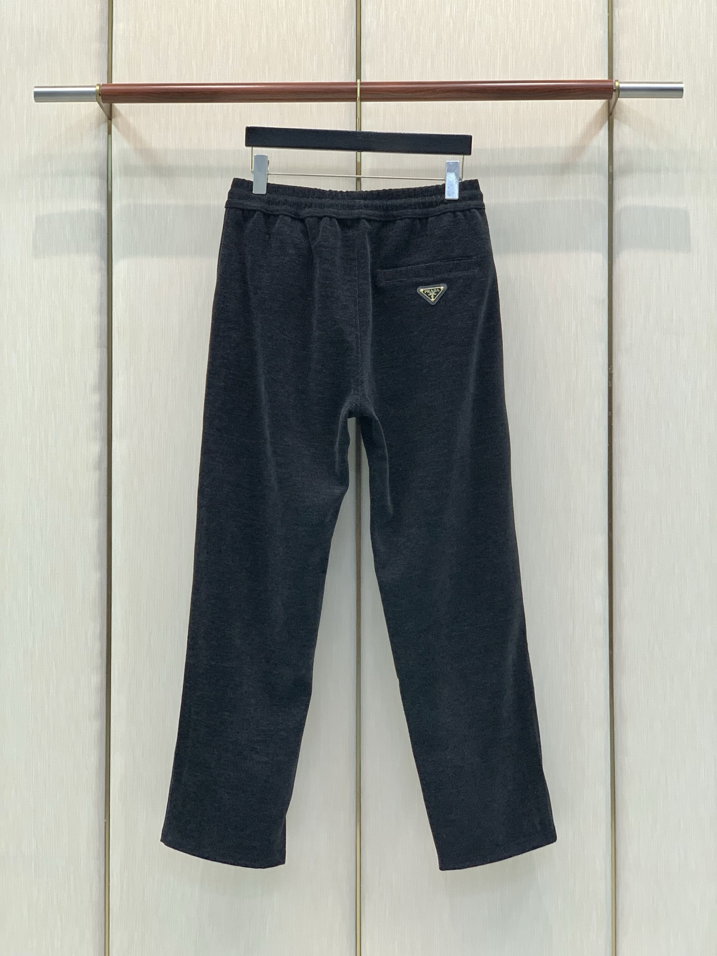 ，PRADA 普拉达，2026秋季最新品，专柜同步有售，时尚休闲套装，进口原版面料，做工极为复杂，唯一可以做代购级别的渠