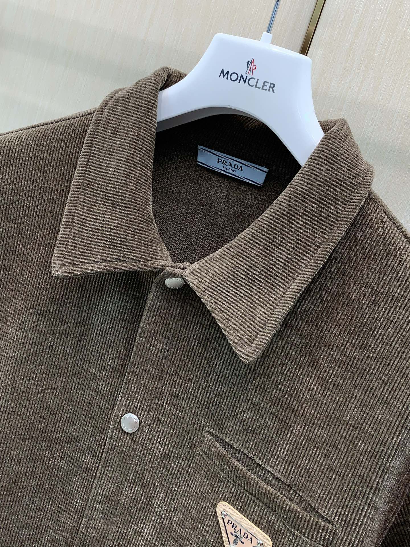 ，PRADA 普拉达，2026秋季最新品，专柜同步有售，时尚休闲套装，进口原版面料，做工极为复杂，唯一可以做代购级别的渠