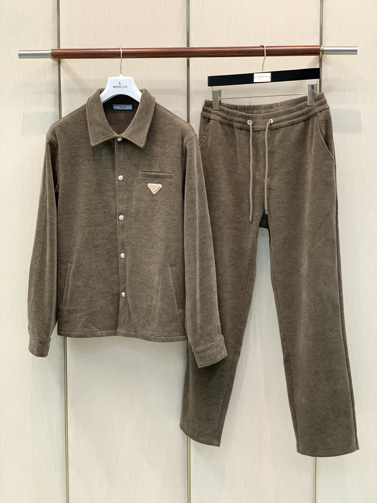 ，PRADA 普拉达，2026秋季最新品，专柜同步有售，时尚休闲套装，进口原版面料，做工极为复杂，唯一可以做代购级别的渠