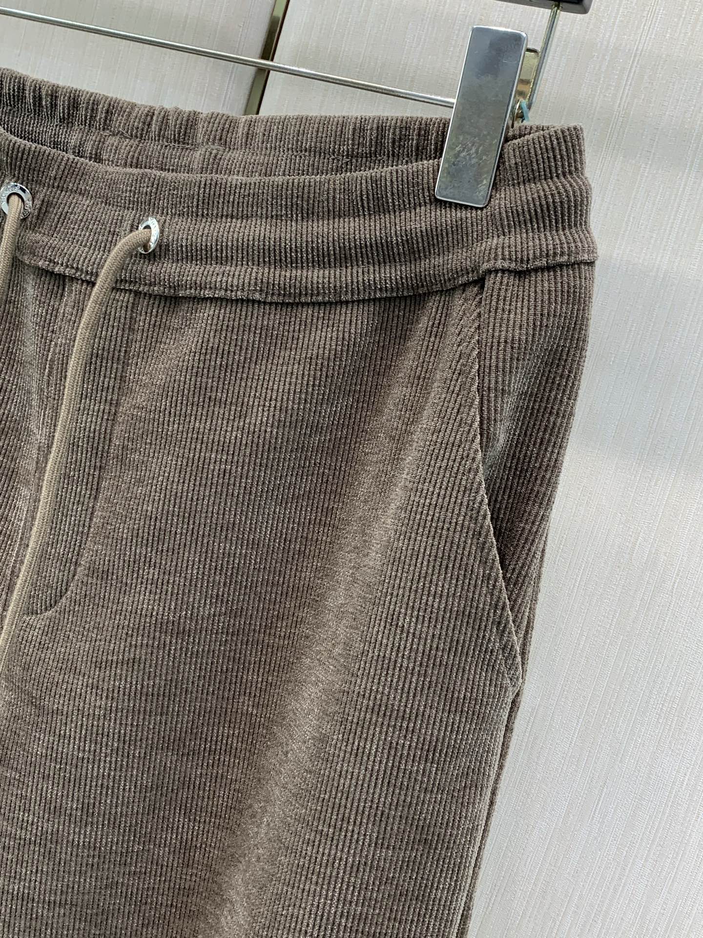 ，PRADA 普拉达，2026秋季最新品，专柜同步有售，时尚休闲套装，进口原版面料，做工极为复杂，唯一可以做代购级别的渠