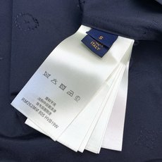 ,LouisVuitton 路易威登,2026早秋最新款,专柜同步有售,原单狠货,时尚休闲长袖衬衫,上身很有特点!吸睛而 ,LouisVuitton 路易威登,2026早秋最新款,专柜同步有售,原单狠货,时尚休闲长袖衬衫,上身很有特点!吸睛而
