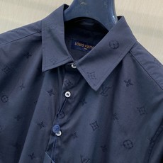 ,LouisVuitton 路易威登,2026早秋最新款,专柜同步有售,原单狠货,时尚休闲长袖衬衫,上身很有特点!吸睛而 ,LouisVuitton 路易威登,2026早秋最新款,专柜同步有售,原单狠货,时尚休闲长袖衬衫,上身很有特点!吸睛而