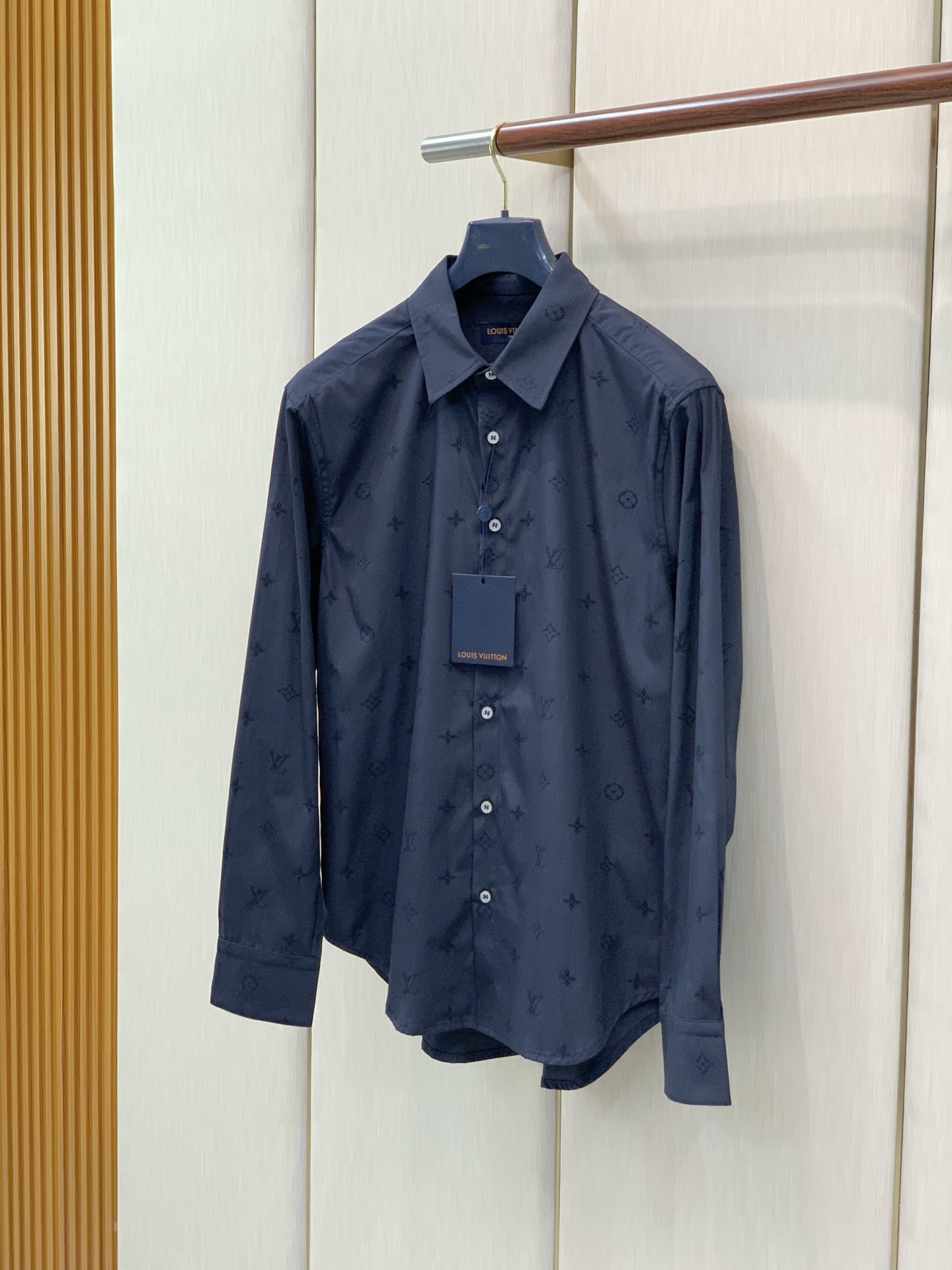 ,LouisVuitton 路易威登,2026早秋最新款,专柜同步有售,原单狠货,时尚休闲长袖衬衫,上身很有特点!吸睛而 ,LouisVuitton 路易威登,2026早秋最新款,专柜同步有售,原单狠货,时尚休闲长袖衬衫,上身很有特点!吸睛而