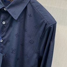 ,LouisVuitton 路易威登,2026早秋最新款,专柜同步有售,原单狠货,时尚休闲长袖衬衫,上身很有特点!吸睛而 ,LouisVuitton 路易威登,2026早秋最新款,专柜同步有售,原单狠货,时尚休闲长袖衬衫,上身很有特点!吸睛而