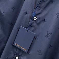 ,LouisVuitton 路易威登,2026早秋最新款,专柜同步有售,原单狠货,时尚休闲长袖衬衫,上身很有特点!吸睛而 ,LouisVuitton 路易威登,2026早秋最新款,专柜同步有售,原单狠货,时尚休闲长袖衬衫,上身很有特点!吸睛而