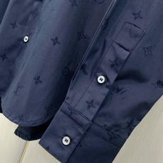 ,LouisVuitton 路易威登,2026早秋最新款,专柜同步有售,原单狠货,时尚休闲长袖衬衫,上身很有特点!吸睛而 ,LouisVuitton 路易威登,2026早秋最新款,专柜同步有售,原单狠货,时尚休闲长袖衬衫,上身很有特点!吸睛而