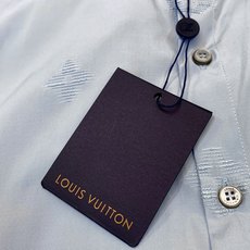 ,LouisVuitton 路易威登,2026早秋最新款,专柜同步有售,原单狠货,时尚休闲长袖衬衫,上身很有特点!吸睛而 ,LouisVuitton 路易威登,2026早秋最新款,专柜同步有售,原单狠货,时尚休闲长袖衬衫,上身很有特点!吸睛而