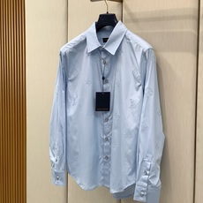 ,LouisVuitton 路易威登,2026早秋最新款,专柜同步有售,原单狠货,时尚休闲长袖衬衫,上身很有特点!吸睛而 ,LouisVuitton 路易威登,2026早秋最新款,专柜同步有售,原单狠货,时尚休闲长袖衬衫,上身很有特点!吸睛而