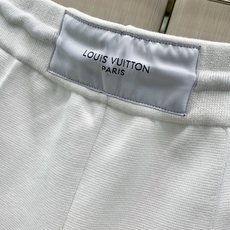 ,LouisVuitton 路易威登,2026夏季最新款,专柜同步有售,原单狠货,时尚休闲短裤,上身很有特点!吸睛而有亮 ,LouisVuitton 路易威登,2026夏季最新款,专柜同步有售,原单狠货,时尚休闲短裤,上身很有特点!吸睛而有亮