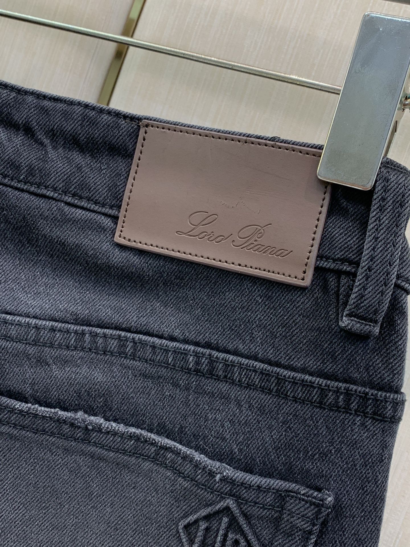 ，Loro piana(Loro Piana )，2026秋季最新品，专柜同步有售，原单狠货，时尚休闲牛仔裤，采用进口原